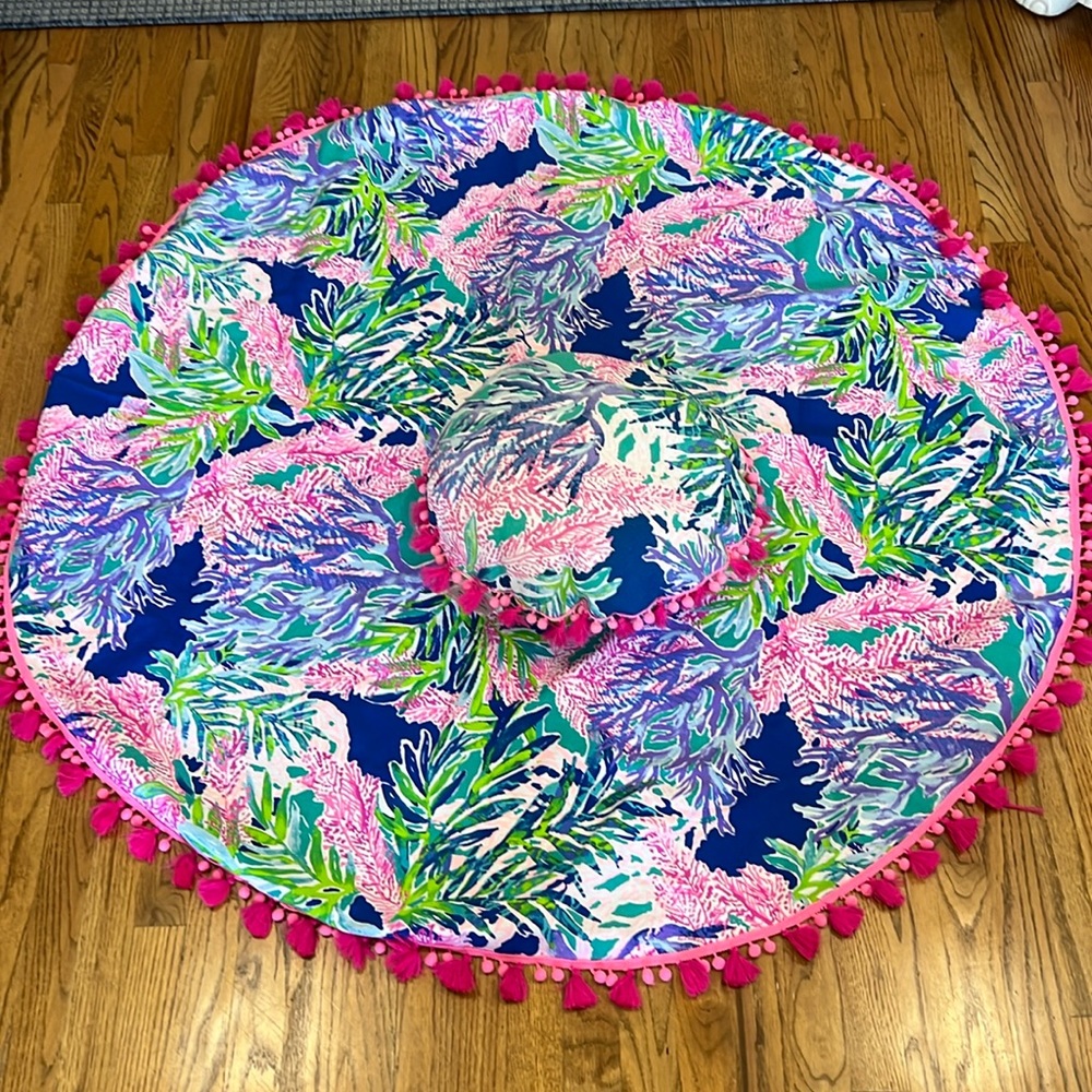 Lilly Pulitzer round cloth 54 in and round pillow Never used